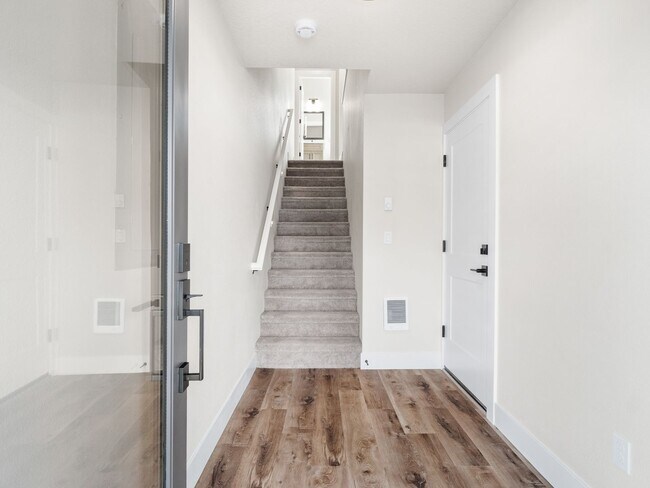 Foto del edificio - $500 off 1st month! Beautiful, brand spanking new 2-bdrm/2.5-bath duplex townhome! W/D, garage, q...