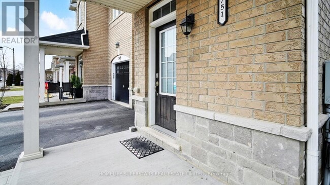 Building Photo - 751 Agnew Cres