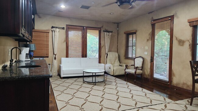 Foto del edificio - Fully Furnished! Charming 1BED/1BATH priva...