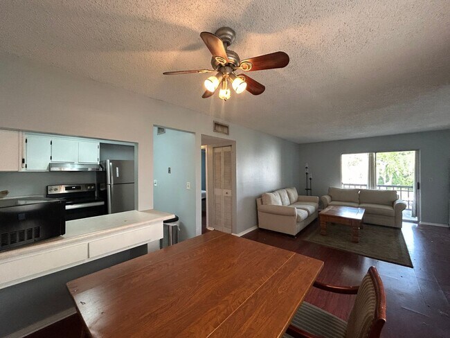 Foto del edificio - Spacious 1/1 with Balcony with Sunset Views
