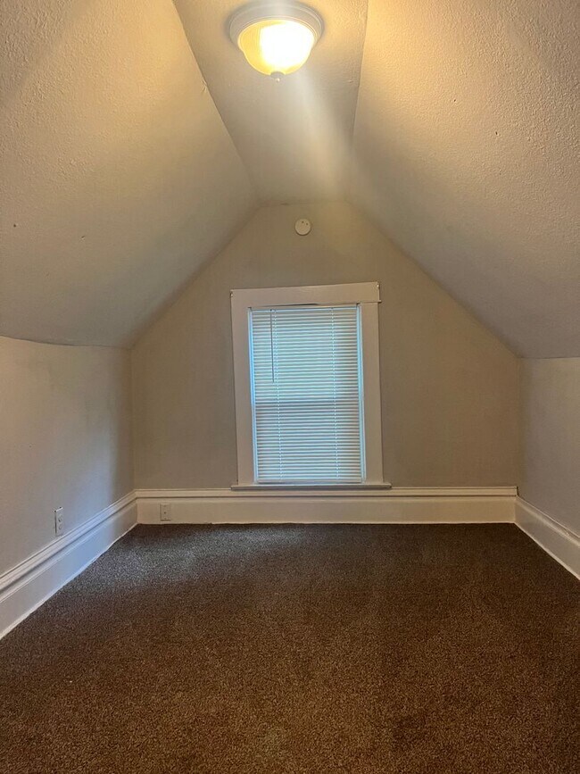 Building Photo - 307 N 16th | 3 Bed, 2 Bath