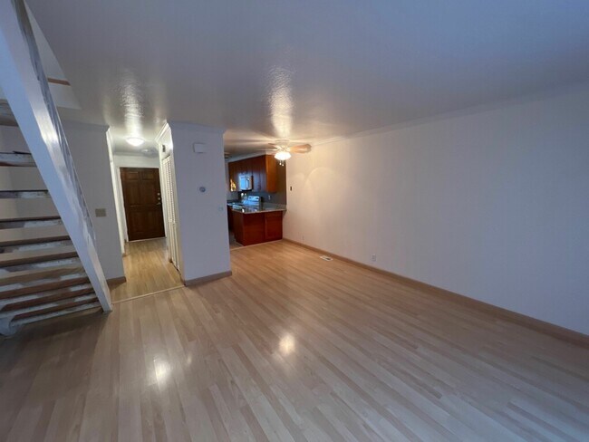 Building Photo - 447 Oak Ave