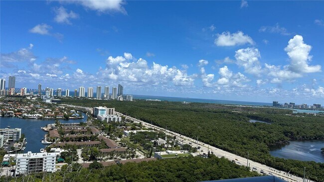 Foto del edificio - 16385 Biscayne Blvd