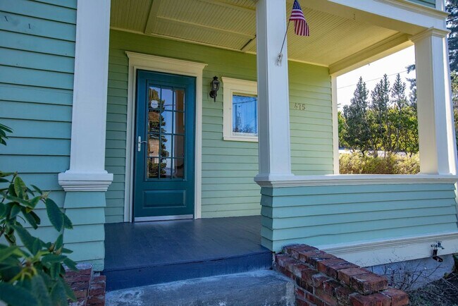 Foto del edificio - Gorgeous Vintage Home in Downtown Langley with Detached Guest Studio!!