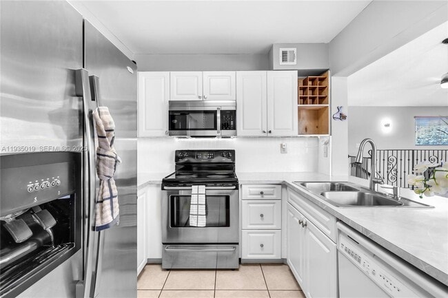 Building Photo - 341 W Park Dr