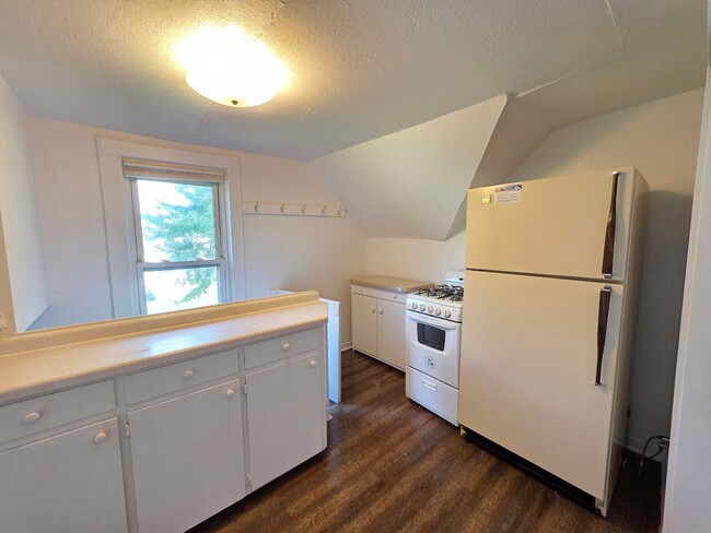 Building Photo - 160 13th Ave S