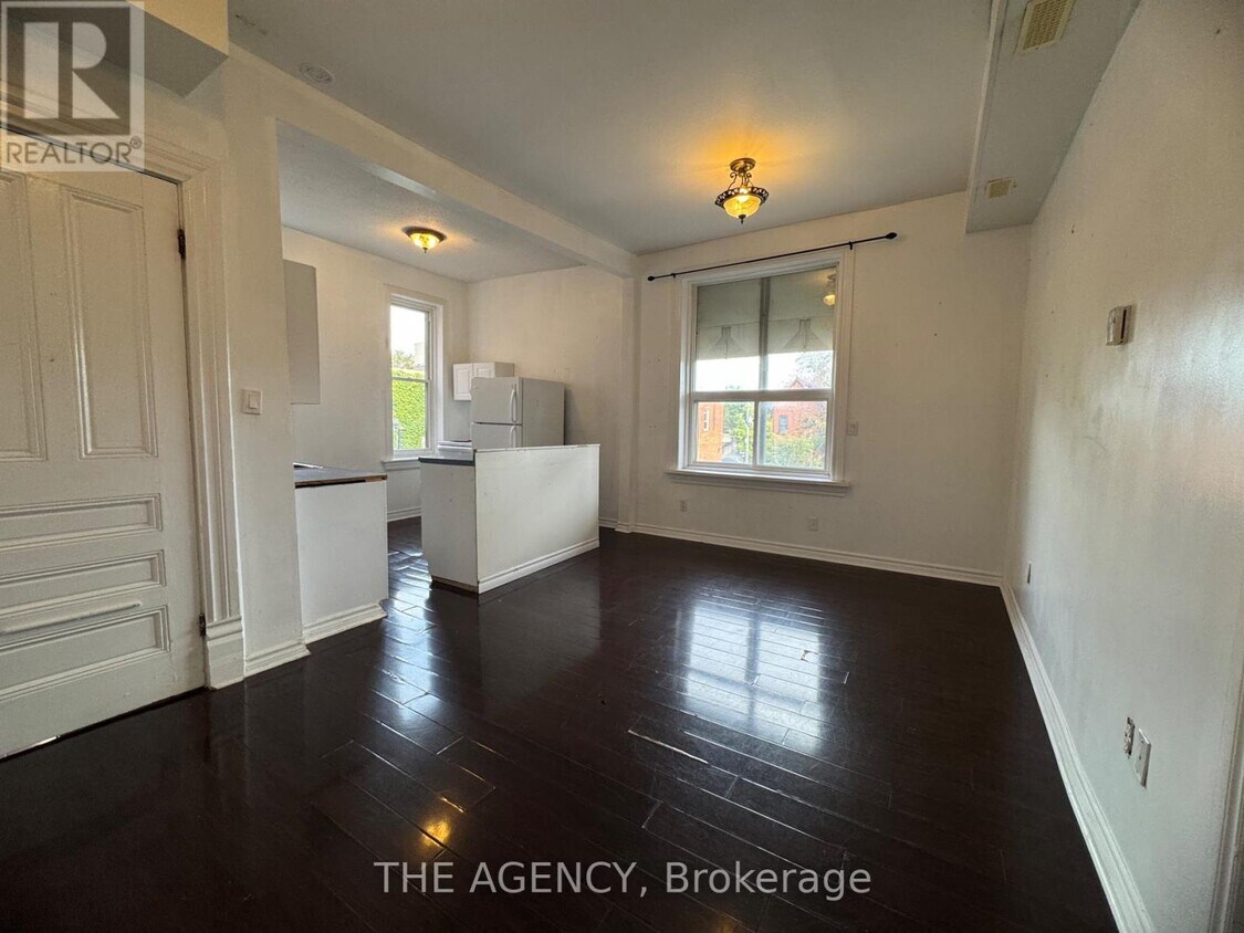 Photo principale - 139 John St S