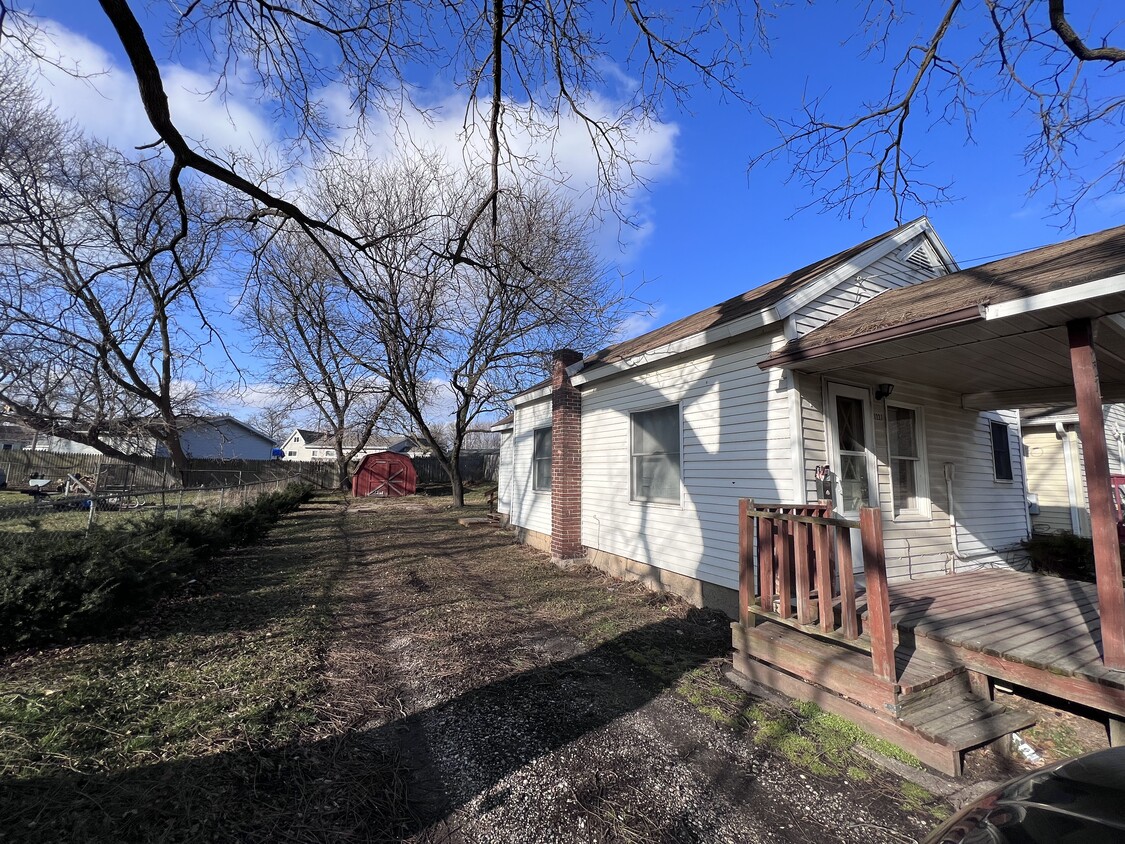 Primary Photo - 1227 Lake Lansing Rd