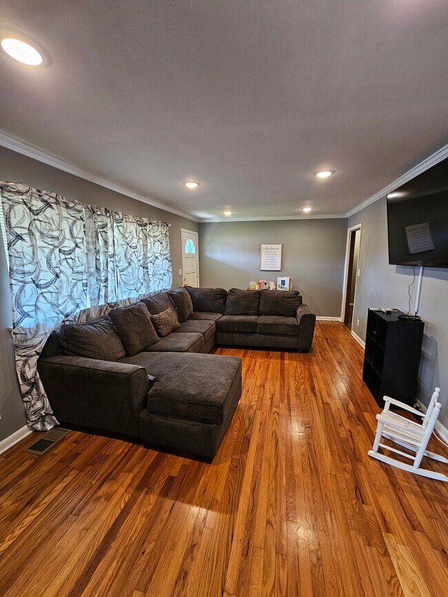 Building Photo - 1202 Collins Cir