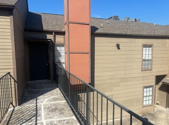 Building Photo - 706 W 24th St