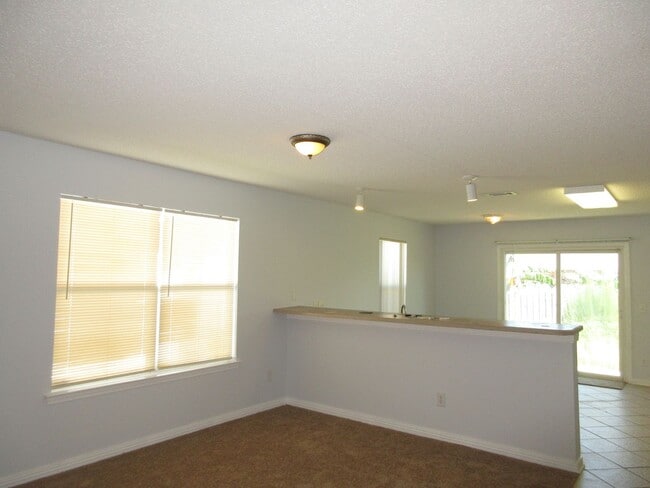 Building Photo - Charming 3 Bedroom near NAS