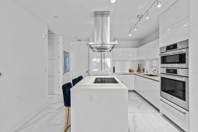 Building Photo - 155 E Boca Raton Rd