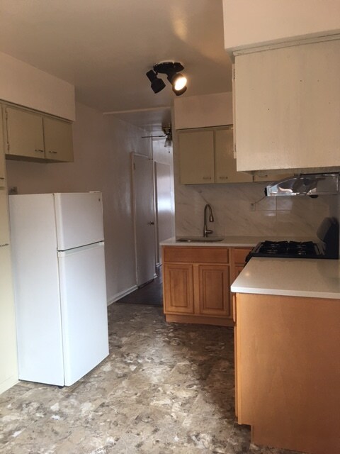 Full renovated kitchen with modern applicances - 2645 Batchelder St