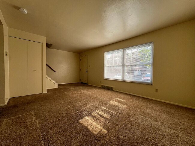 Foto del edificio - Amazing 2 BR Apartment at Regency Place! Great Plum Location! Central A/C & MORE! CALL TODAY!