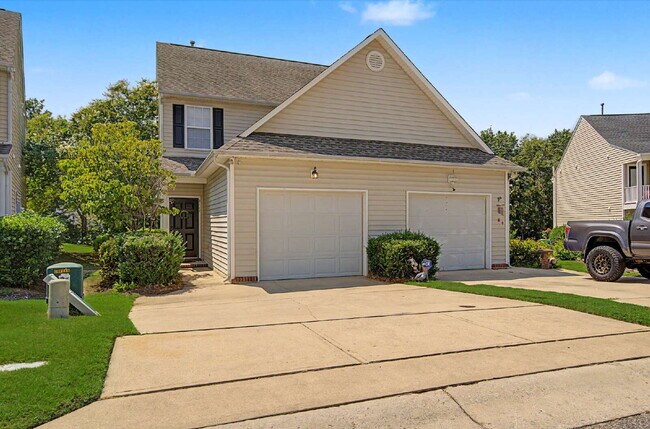 Building Photo - Townhome in Desirable Hedingham Community