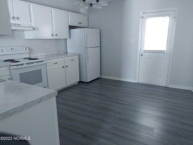 Building Photo - 204 Woodlake Ct