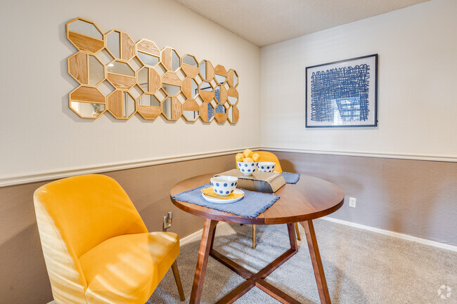 1BR, 1BA - 700SF - Dining Area - Polo Run Apartments