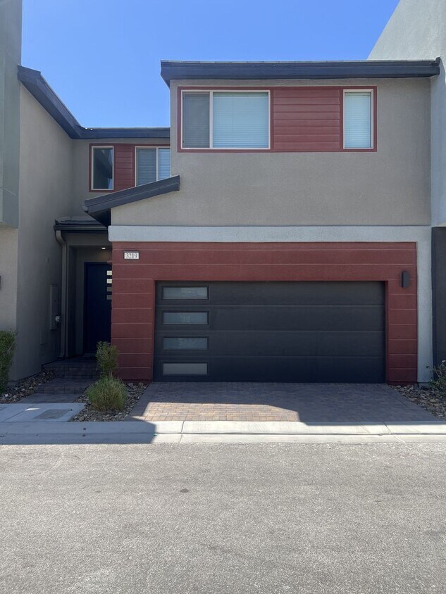 Foto principal - A Fabulous 2 Bedroom, 2 Bathroom townhome ...