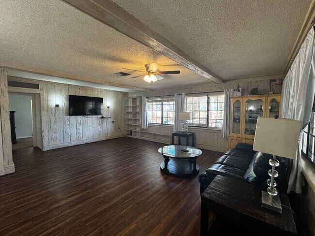 Foto del edificio - 630 N Crooked Lake Dr