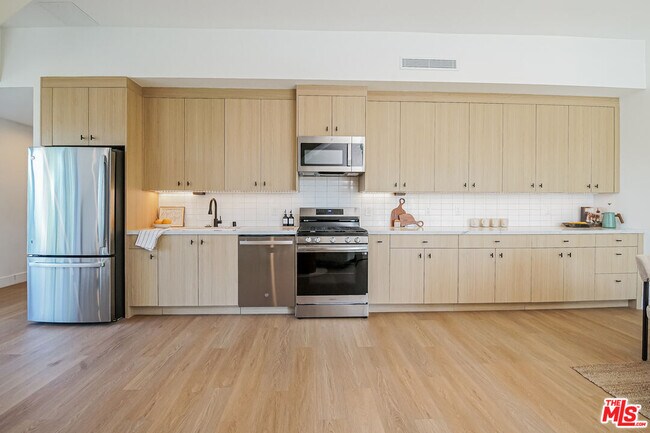 Foto del edificio - 611 N Virgil Ave