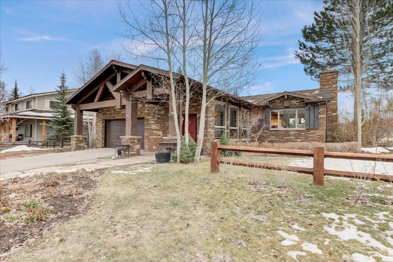 Primary Photo - 2350 Lucky John Dr