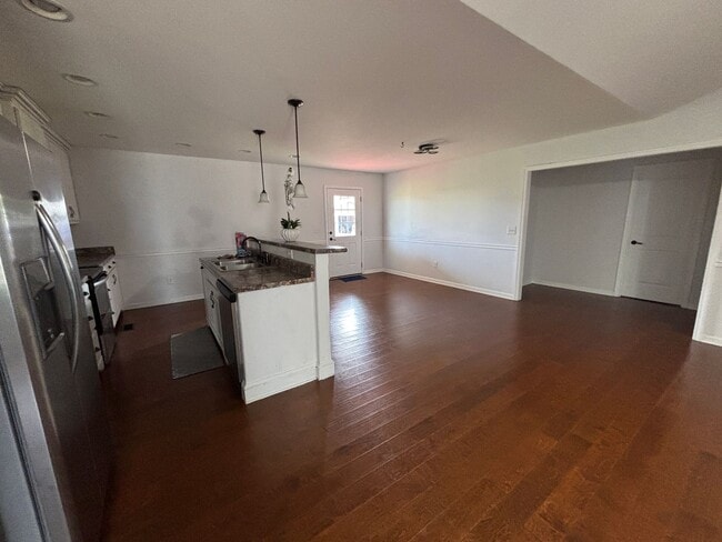 Building Photo - 3 Bedroom in Well Established Neighborhood