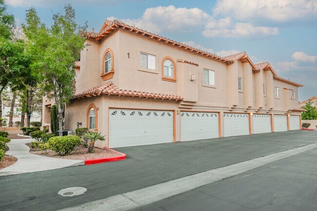 Building Photo - Gated Community townhome, with private garage
