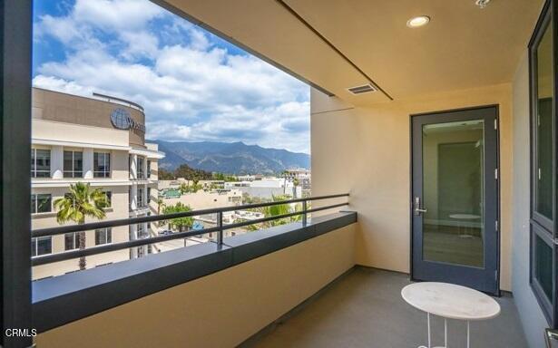 Foto del edificio - 39 S Los Robles Ave