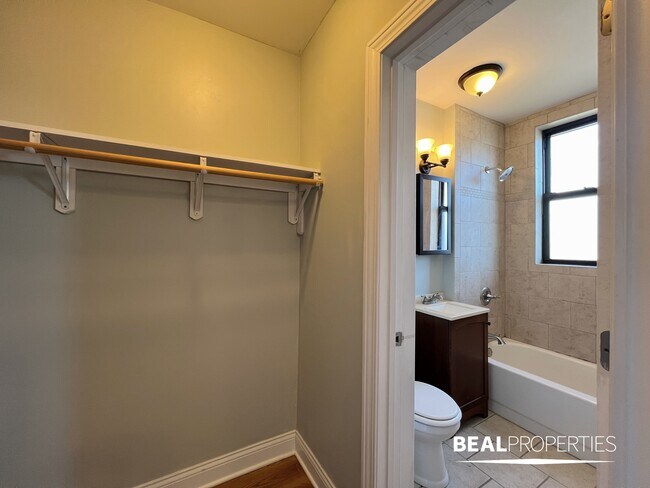 Foto del edificio - 818 W Diversey Pkwy