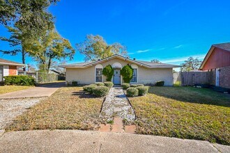 Building Photo - 9630 Glenwood Forest Dr