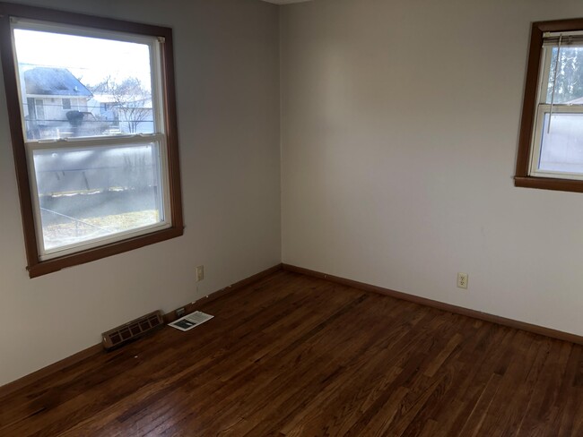 Building Photo - 401 Jacolyn Dr SW
