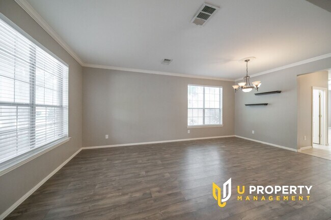 Foto del edificio - Location! Location! Two bedrooms downstair...