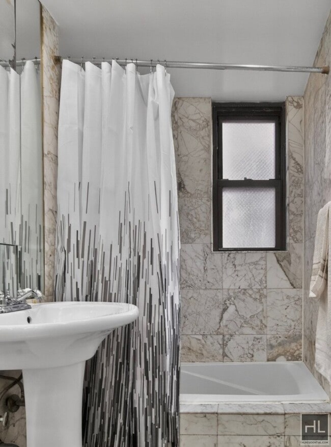 Building Photo - 210 E 47th St