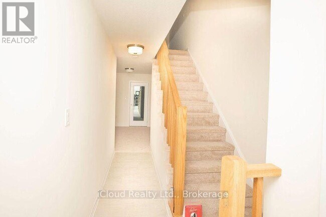 Building Photo - 84 Fieldridge Cres