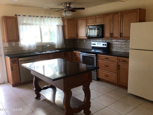 Foto del edificio - 913 1/2 Madeline Ave-