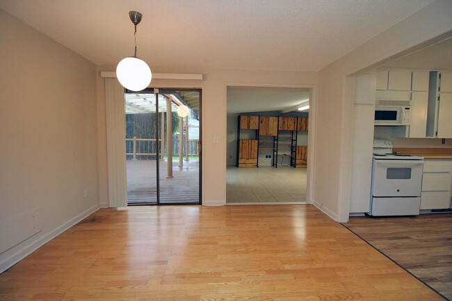 Building Photo - Beautiful Oregon City 3 bedroom, 2 bath Ra...