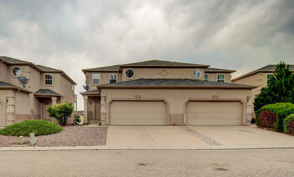 Foto principal - Updated Townhome Near Fort Carson with Unm...