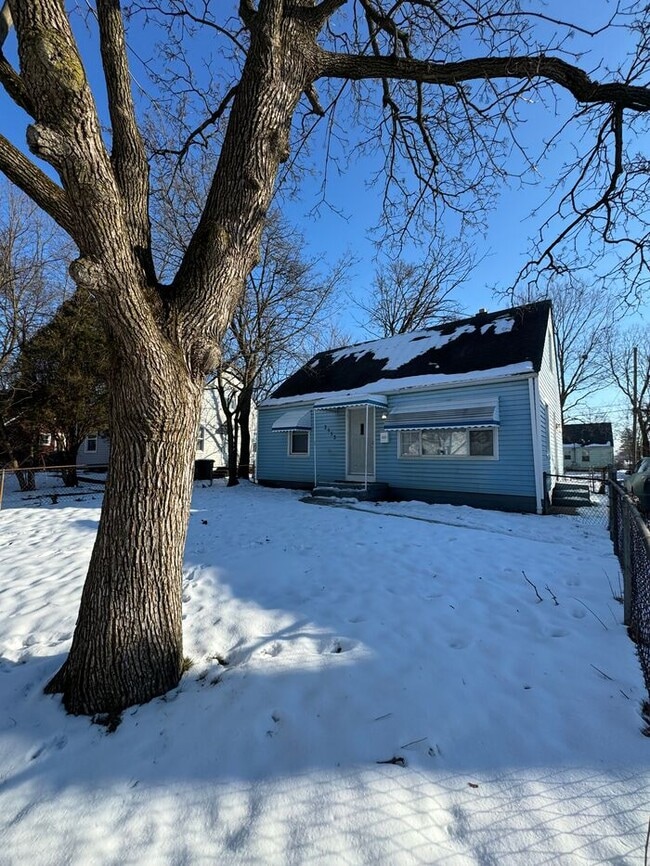 Building Photo - Available Now - 2552_RENWOOD