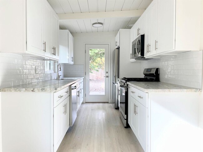Building Photo - Completely Remodeled - 2 Blocks to the Beach!