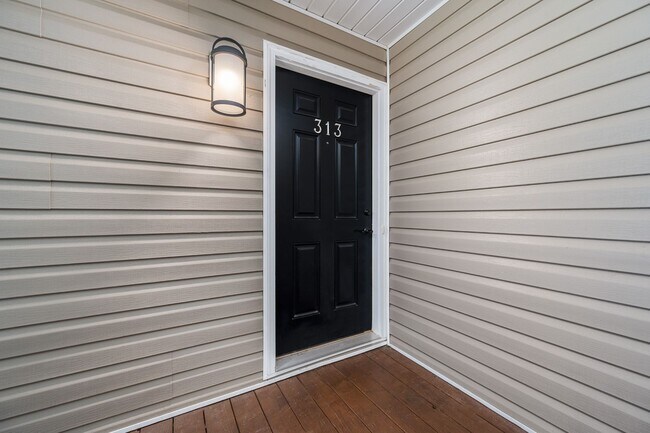 Foto del edificio - 623 Wyndhurst Dr