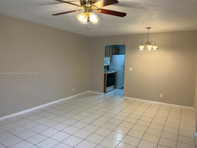 Building Photo - 10172 Twin Lakes Dr