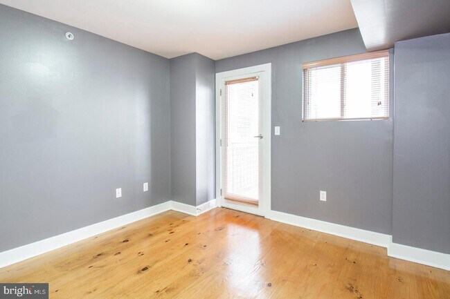 Building Photo - 2127 Christian St