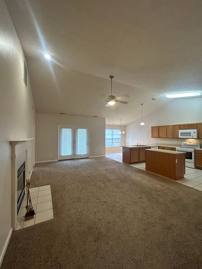 Building Photo - 3 Bedroom/2 Bathroom in Desirable Area!