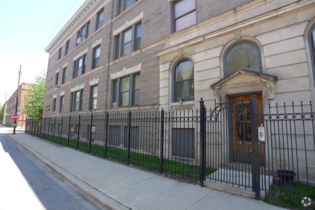 Building Photo - 925 E 61st St