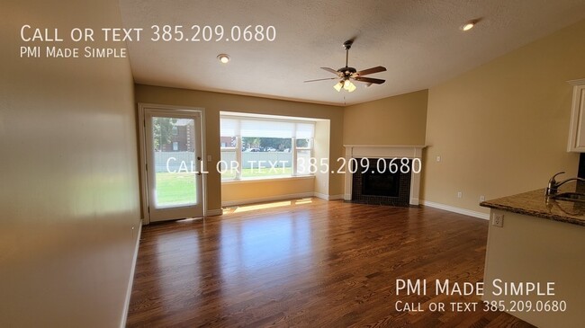 Building Photo - Come Home to Main Level Living in Quiet Ne...