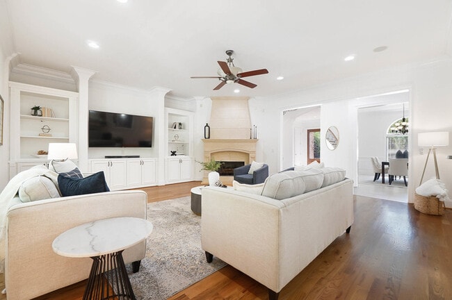 Building Photo - Luxury 5 Bedroom Retreat with Pool in Wedd...