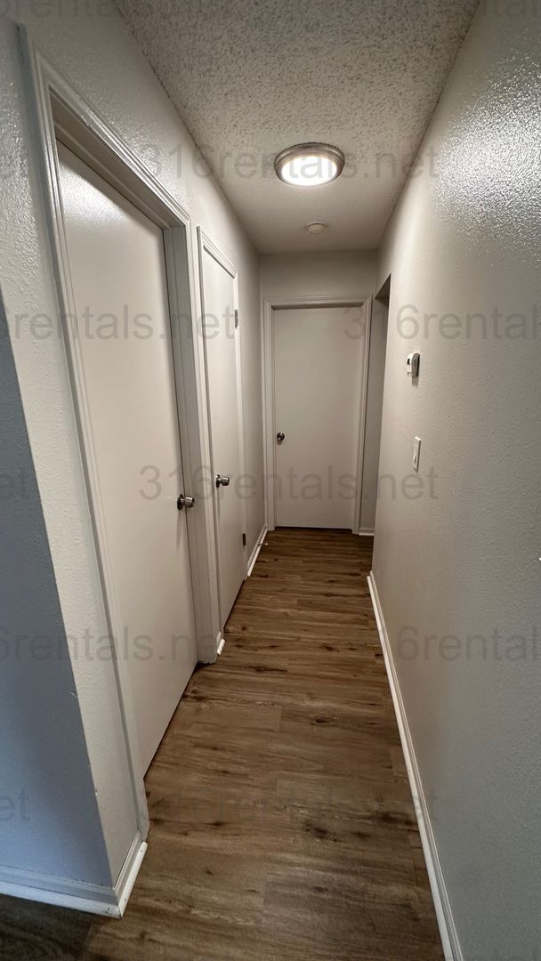 Building Photo - $895- 2 bedroom 1 bath - Apartment located...