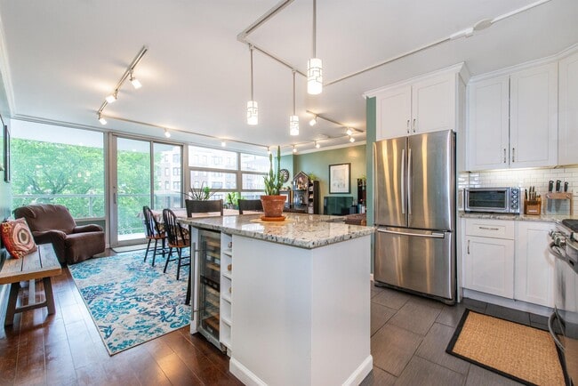 Foto del edificio - 6050 JFK Blvd E