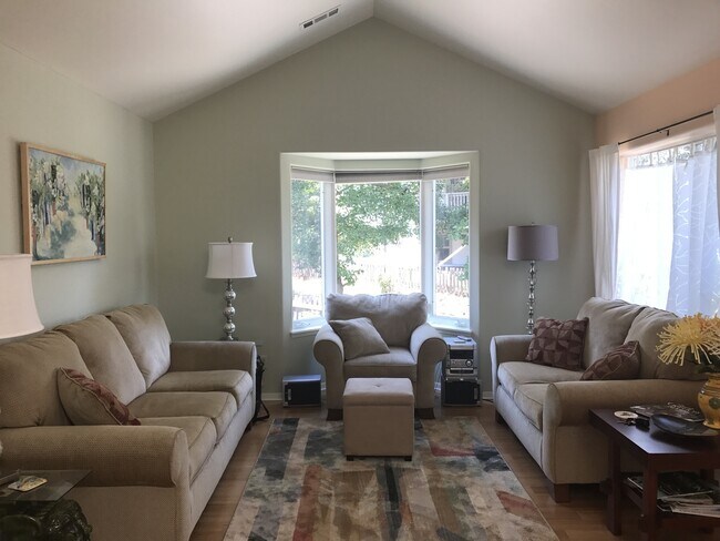 Building Photo - Bright and charming Ashland home next to s...