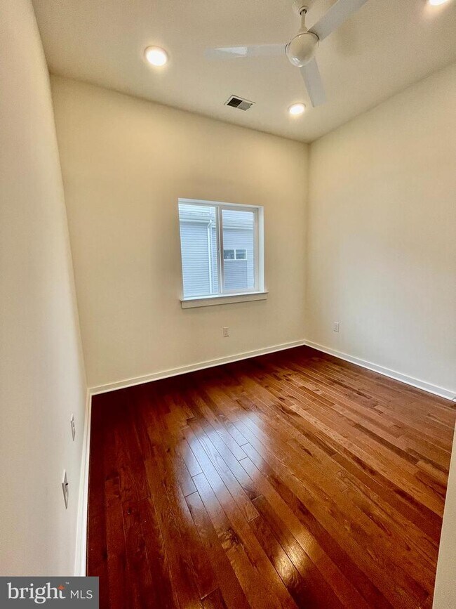 Building Photo - 1642 N 5th Ct